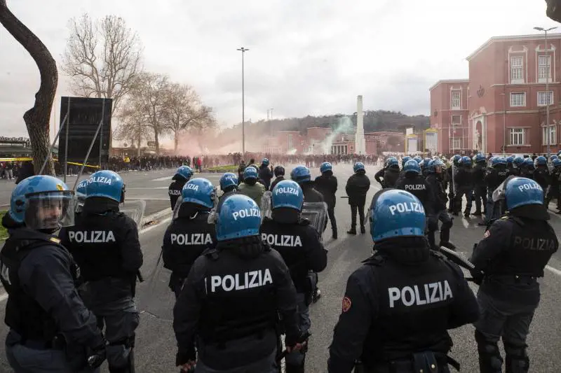Roma, derby infiammato dentro e fuori lo stadio