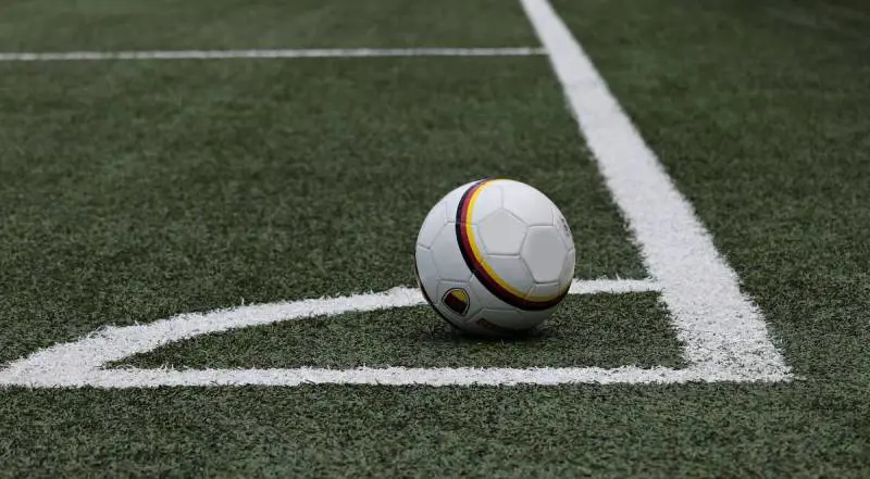 "Stai zitto". E il guardalinee aggredisce il calciatore minorenne