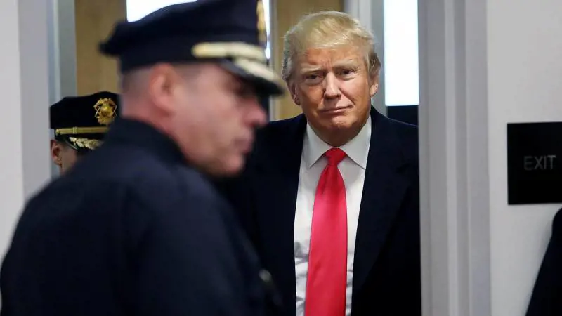 Su Trump 34 capi d'accusa. Martedì sarà in tribunale per le foto segnaletiche