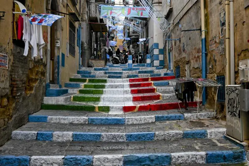 Scudetto, a Napoli iniziati interventi per la rimozione degli striscioni