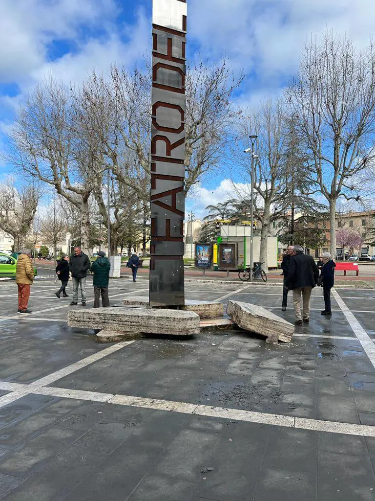 L'obelisco danneggiato ieri