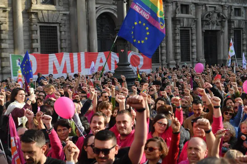 "Obbligo di riconoscerli". Diktat Ue sui figli omogenitoriali, ma il centrodestra insorge