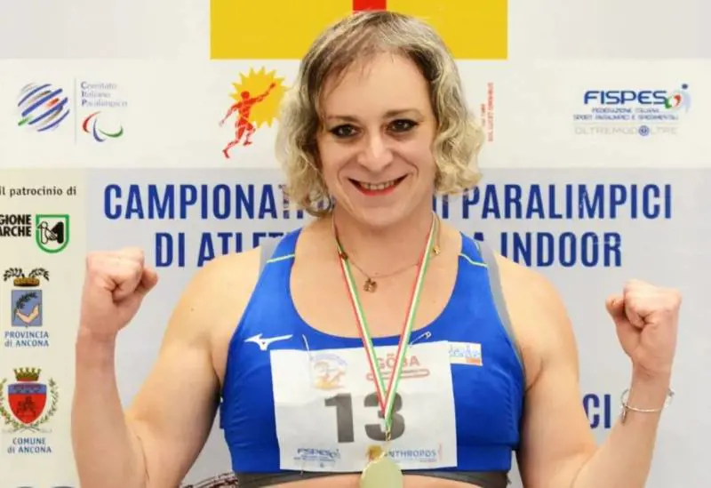 L'atleta trans fa incetta di medaglie. Le colleghe donne: "Noi discriminate"