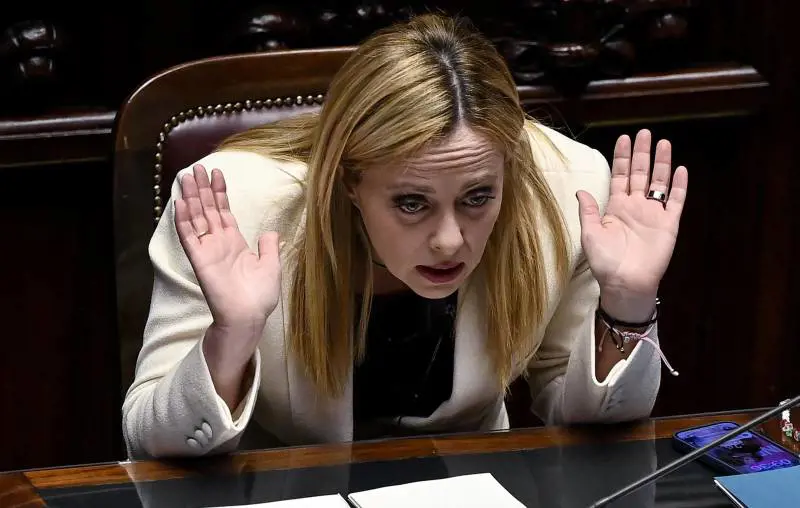 Meloni alla Camera contro l'opposizione. "Da voi calunnie". E poi accelera sul dossier balneari 