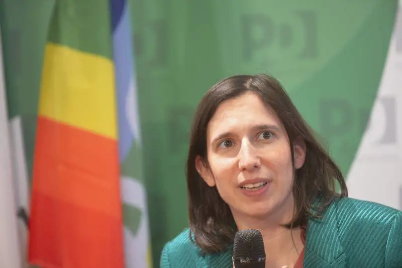 La finta unità del Pd di Schlein. Quante divisioni dai migranti alle coppie gay