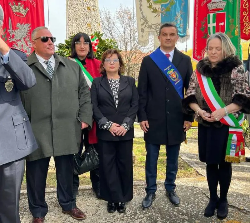 Il sindaco di Grosseto (il primo da sx, con gli occhiali da sole) durante la cerimonia di ieri