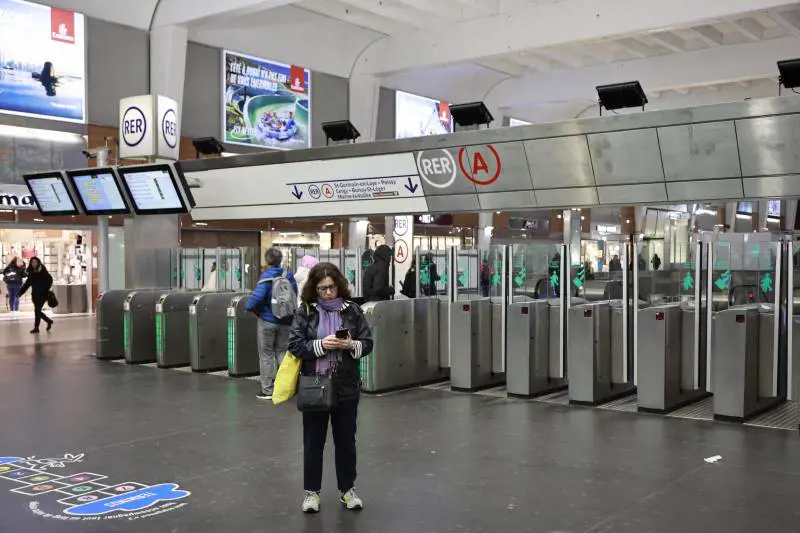 Napoli, ladri rubano rame dalla metropolitana e bloccano una città