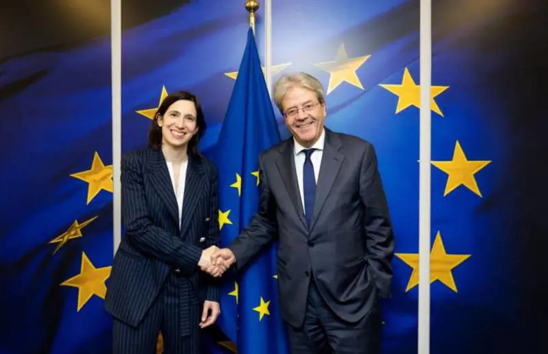 La Schlein sfila all'"europasserella" del Pse: spara a zero sulla premier ma svicola su Kiev