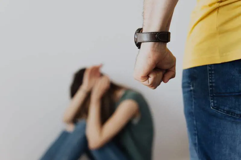 Scappa dal marito violento, il Comune le toglie la casa: la storia ai limiti dell'assurdo
