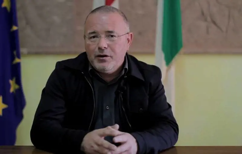 "Calo delle nascite? Donne, venite da me". Il post choc del sindaco