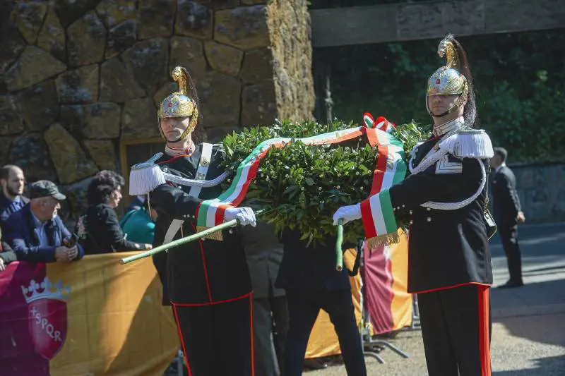 "Uccisi perché italiani", "Erano antifascisti". Poi la Meloni gela l'Anpi così