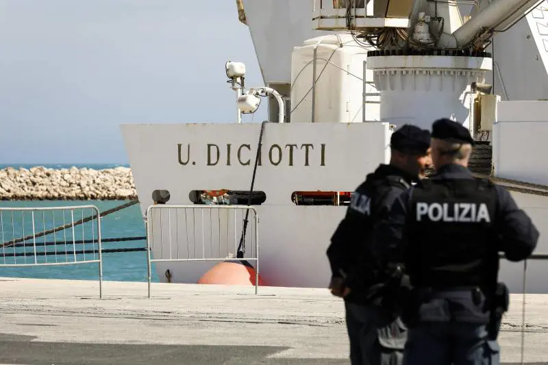 Caso Diciotti, ora il governo deve risarcire i migranti. Meloni: “Decisione opinabile. È frustrante”
