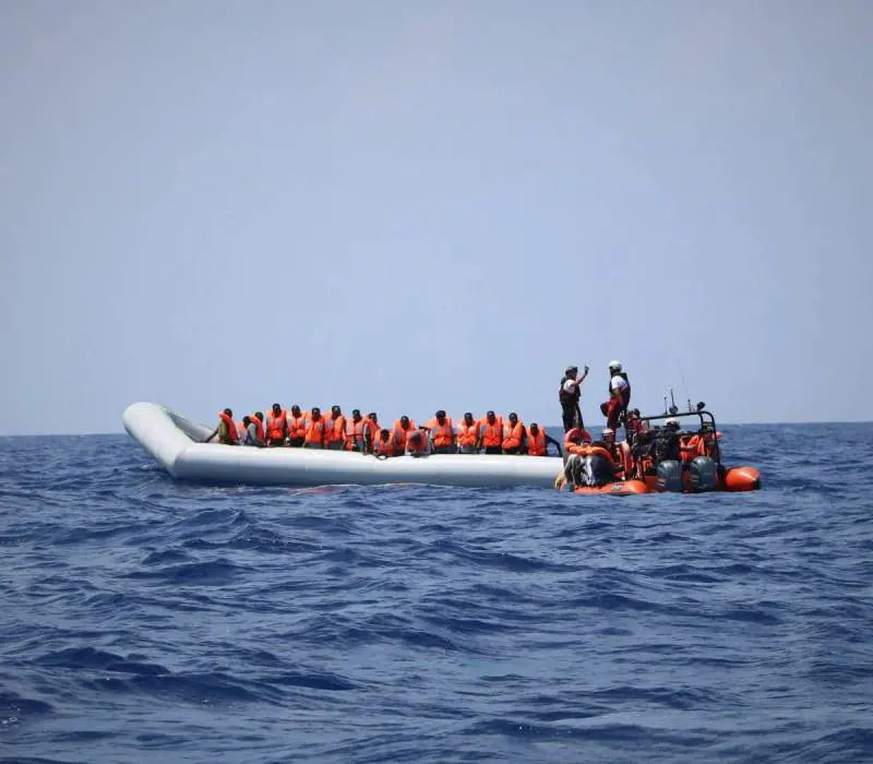 Koxeur, Camorasseur e propaganda: ecco la rete degli scafisti che crea la bomba migranti