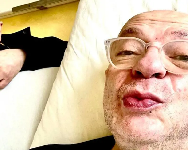 "Provo dal letto d'ospedale". Il ritorno di Platinette dopo l'ictus