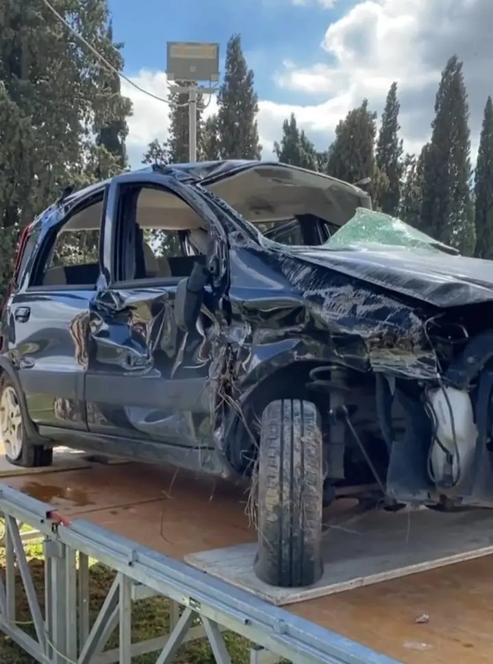 La vettura incidentata esposta a Castiglion Fiorentino