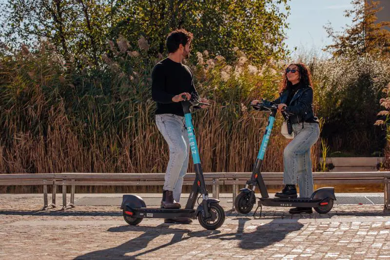 Soste selvagge e utenti indisciplinati con i monopattini, a Milano Helbiz adotta la linea dura