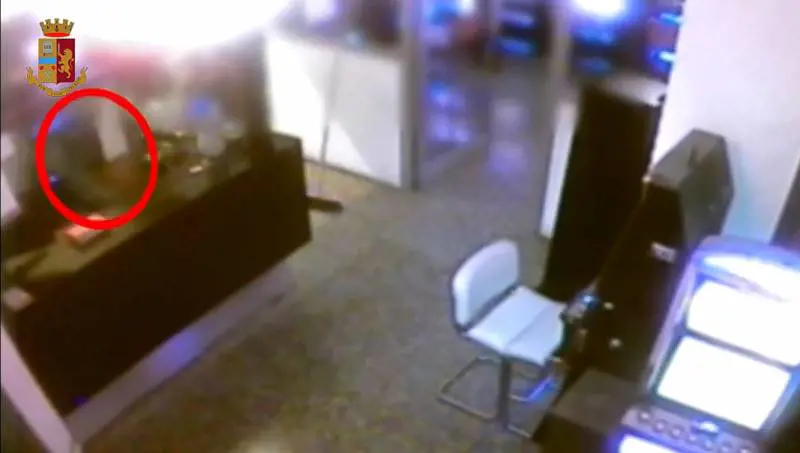 Il frame video di un raid avvenuto in una sala slot di Milano
