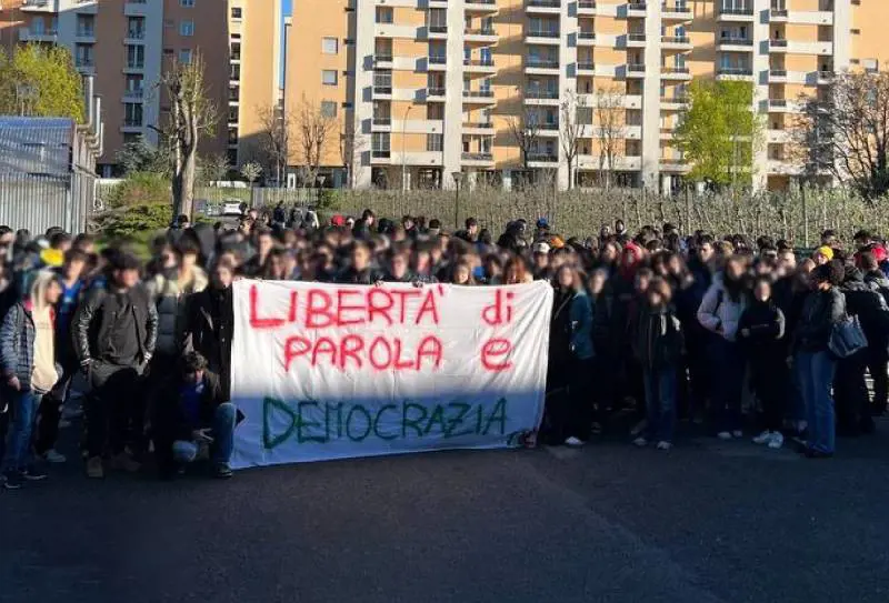 La preside "censura" l'eurodeputata leghista. Studenti in rivolta