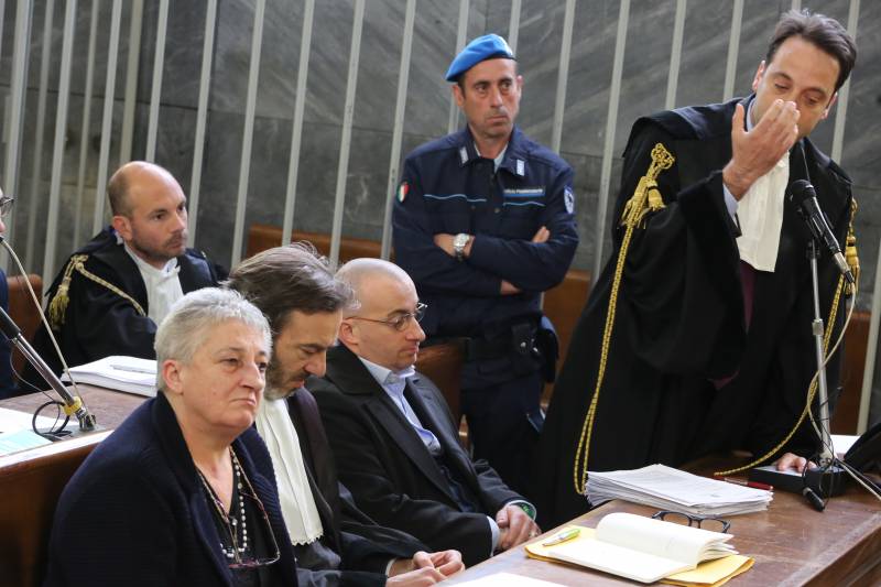 Raffaele Rullo e la madre Antonietta durante la sentenza