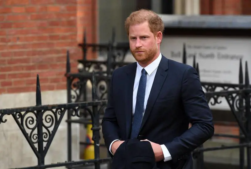 Harry fa arrabbiare pure giudici e legali. Per la festa della figlia salta il processo