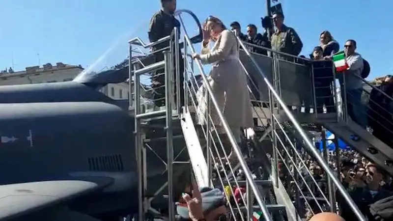 Giorgia Meloni "pilota" per un giorno: nel cockpit di un F35
