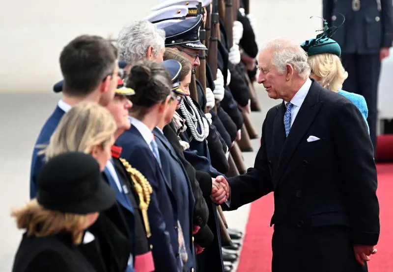 Il significato nascosto dietro al primo ritratto ufficiale di Carlo III