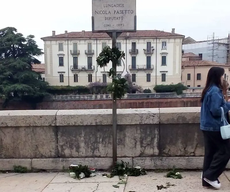 Vandalizzata la corona in ricordo dell'ex politico Msi. "Gesto violento e meschino"