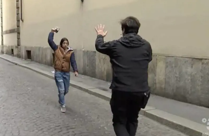Milano, Staffelli aggredito dalle borseggiatrici: puti, insulti e "pioggia" di spazzatura