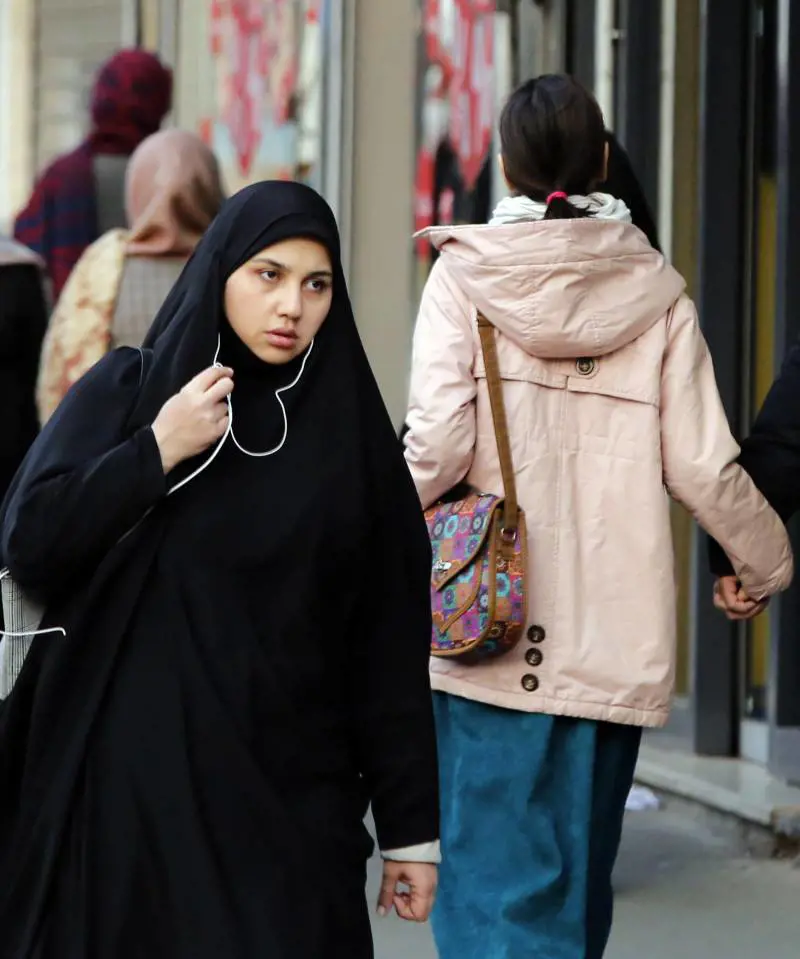"Il velo è fondamento di civiltà". Il pugno duro dell'Iran sulle donne