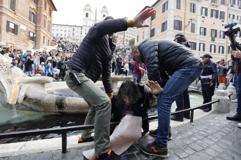 Fontana, Barcaccia, vandali