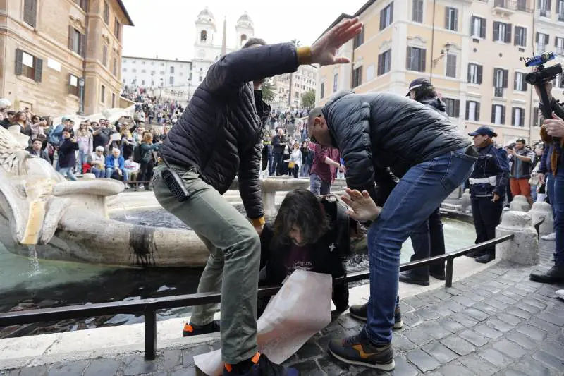 "Protesta inutile". Persino i verdi tedeschi ripudiano gli eco-vandali