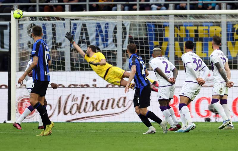 Barella palo Inter Fiorentina