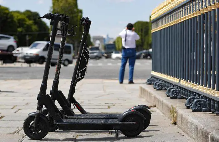 Monopattini elettrici, arriva il "targhino" obbligatorio. Cosa fare per installarlo