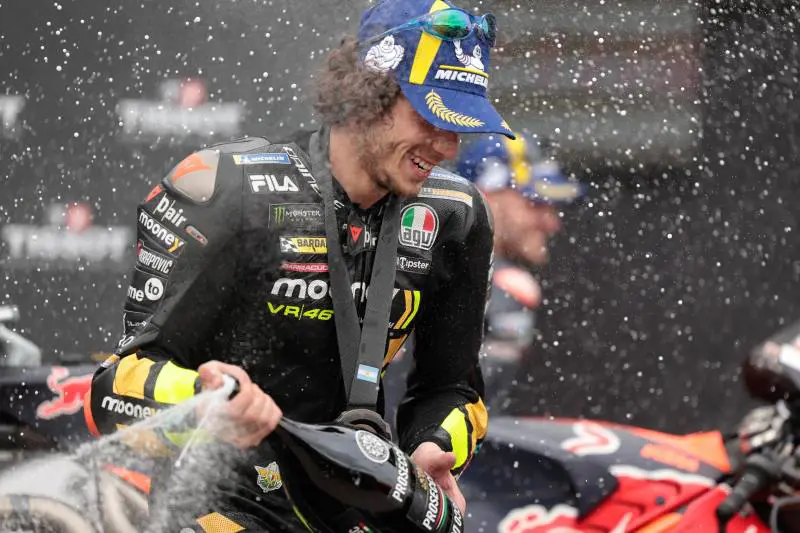 Bezzecchi regala a Vale il primo trionfo MotoGp e la vetta del mondiale
