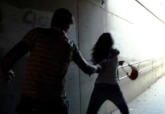 Le offre un passaggio a casa e poi la violenta: arrestato un 22enne magrebino