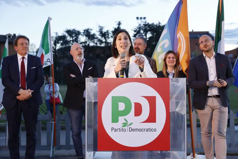 "Posizioni diverse da Schlein". Pd perde pezzi, Cottarelli si dimette da senatore