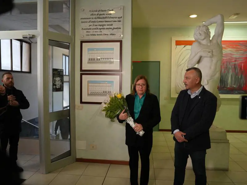 Frassinetti porta i fiori con il fratello di Tinelli: "Anche lui una vittima"