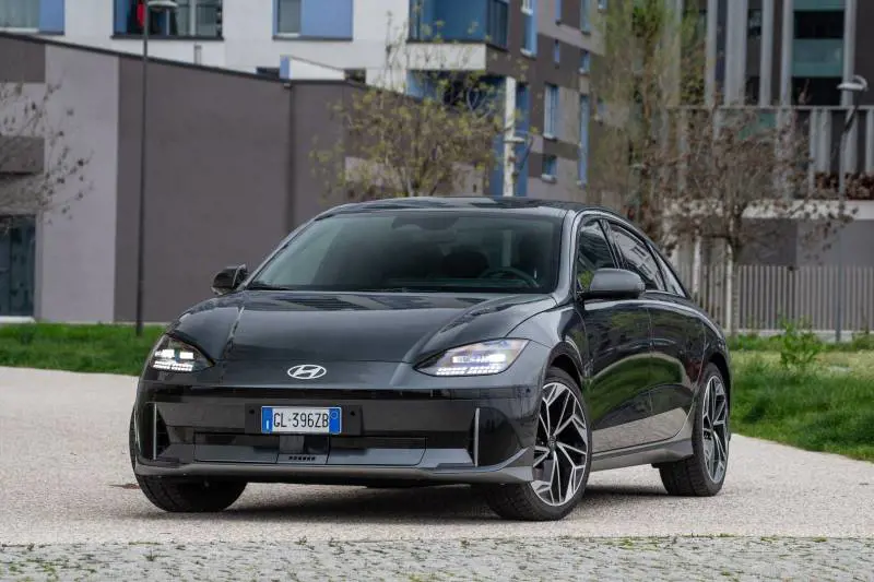 Hyundai IONIQ 6: la prova dell'auto che sfida Tesla