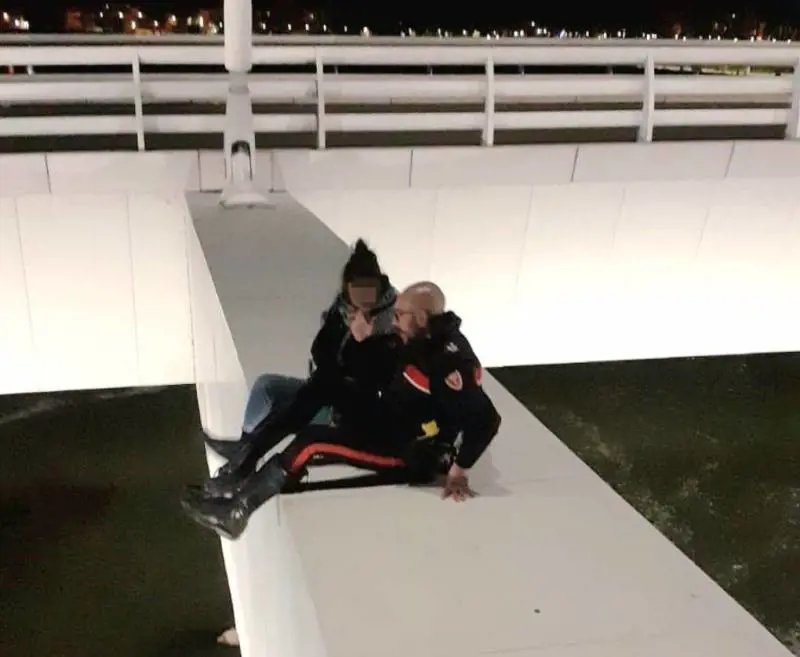"Mi butto, addio". Minaccia il suicidio da un ponte, il carabiniere la salva
