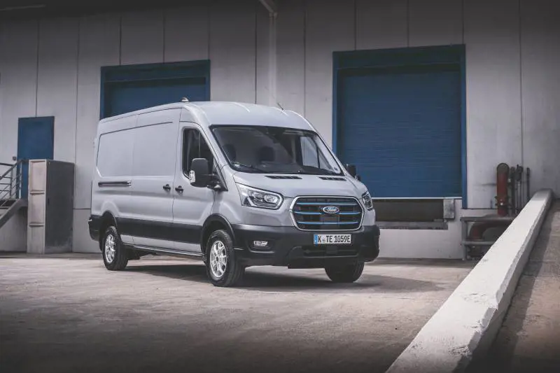 Ford E-Transit, il furgone più venduto al mondo diventa 100% elettrico. La prova di un professionista