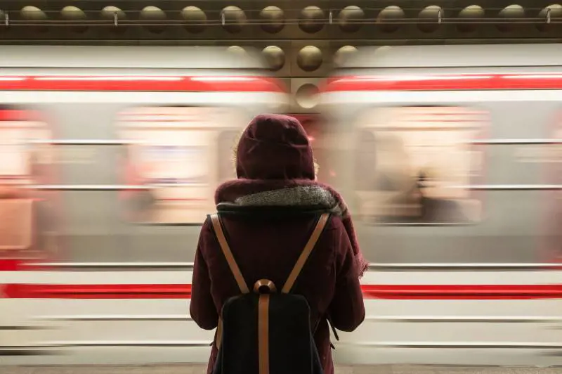"Un passeggero ci ha visti ma è andato via". Quel dettaglio sulla violenza choc sul treno
