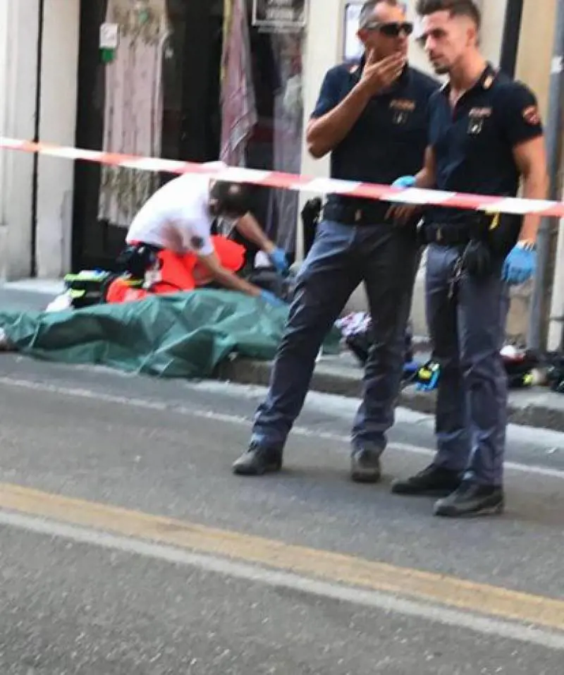 Sanitari e forze dell'ordine sul luogo dell'omicidio, lo scorso agosto