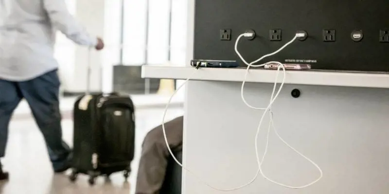 Ecco come rubano i dati quando ricarichi il telefono: cos'è il "juice jacking"