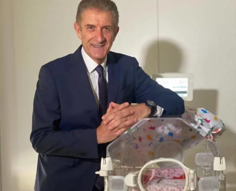 "Enea merita la mamma vera", l'appello di Ezio Greggio indigna i buonisti