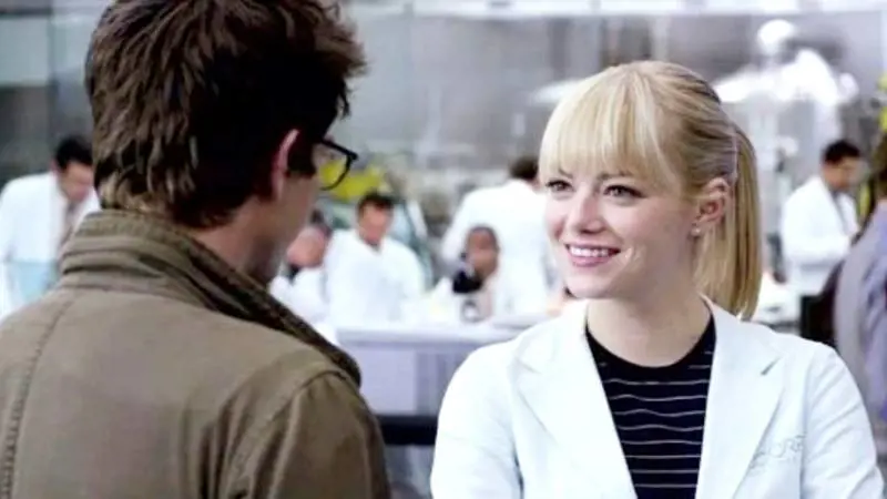 Romanticismo tra scienza e ironia: la rivoluzione di Ali Hazelwood nel libro Love on the brain
