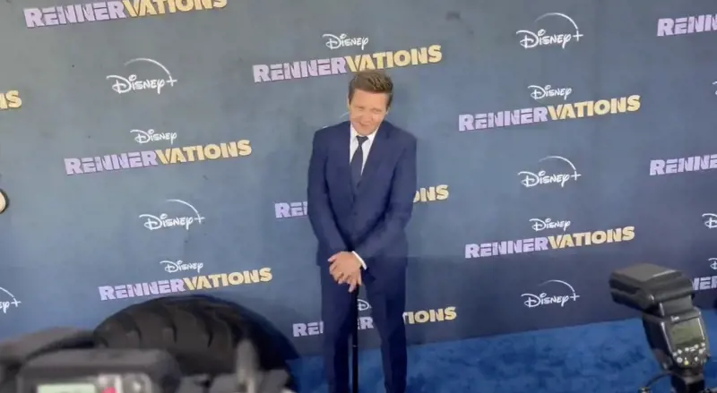 Col bastone sul red carpet: la prima uscita di Jeremy Renner dopo l'incidente