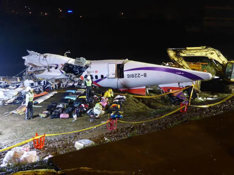 Il disastro dell'aereo TransAsia 235: prima sfiora il taxi, poi s'inabissa nel fiume