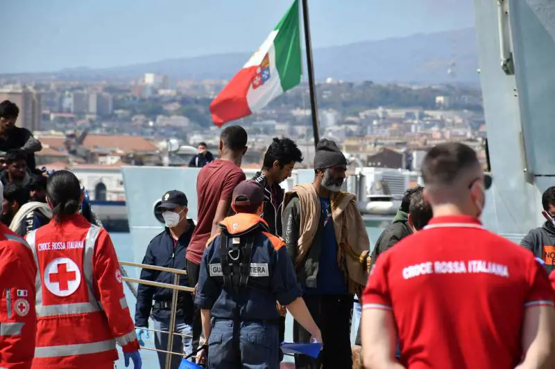 Migranti, ecco la stretta sui richiedenti asilo: "No integrazione fino all'accettazione della domanda"
