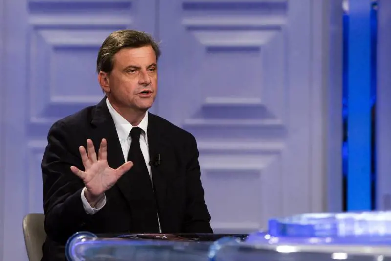 Ora gli azionisti fuggono. E Calenda si scusa con Renzi