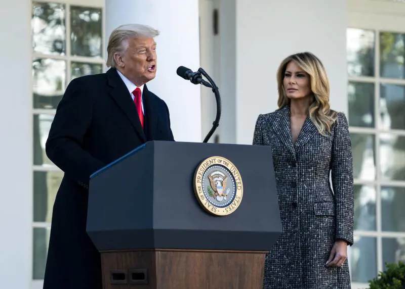 La mano, il sorriso, l'accordo prematrimoniale: la verità su Melania Trump